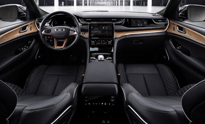 2022 Jeep Grand Cherokee black interior.png