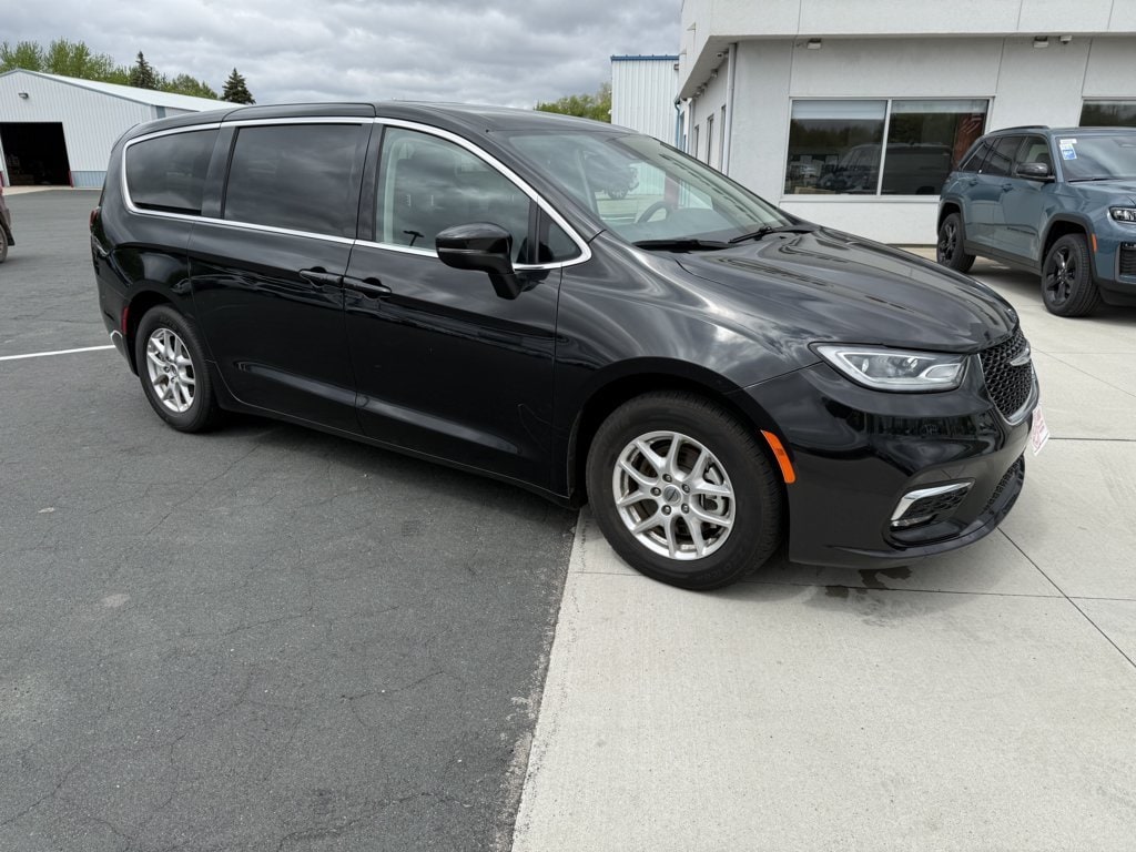 2023 Chrysler Pacifica Touring L's photo