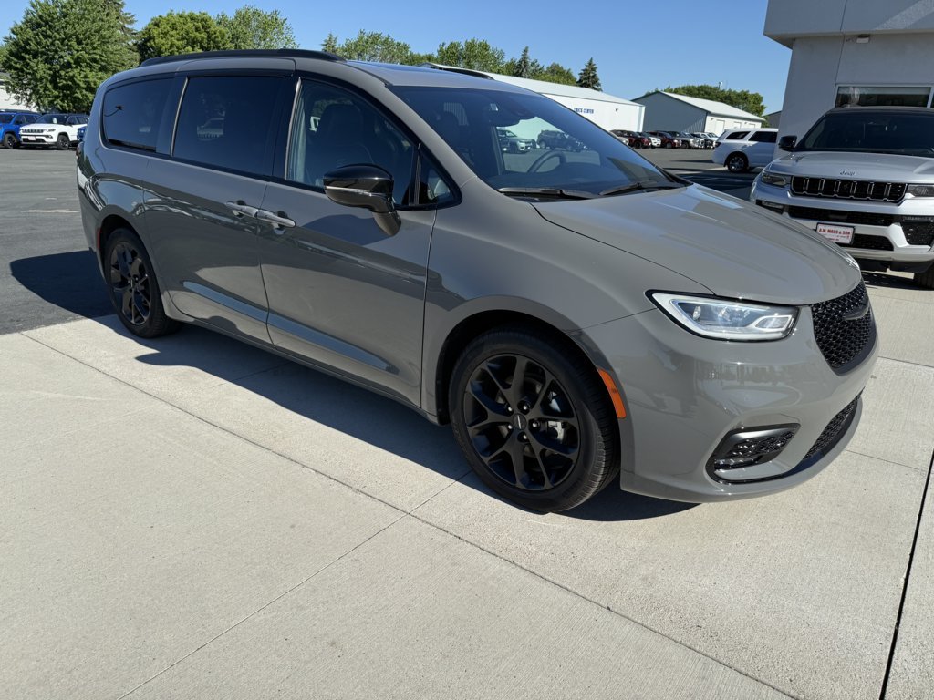 2025 Chrysler Pacifica Limited's photo