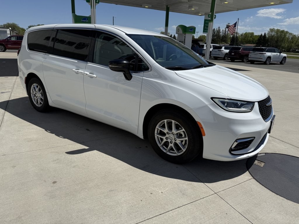 2024 Chrysler Pacifica Touring L's photo