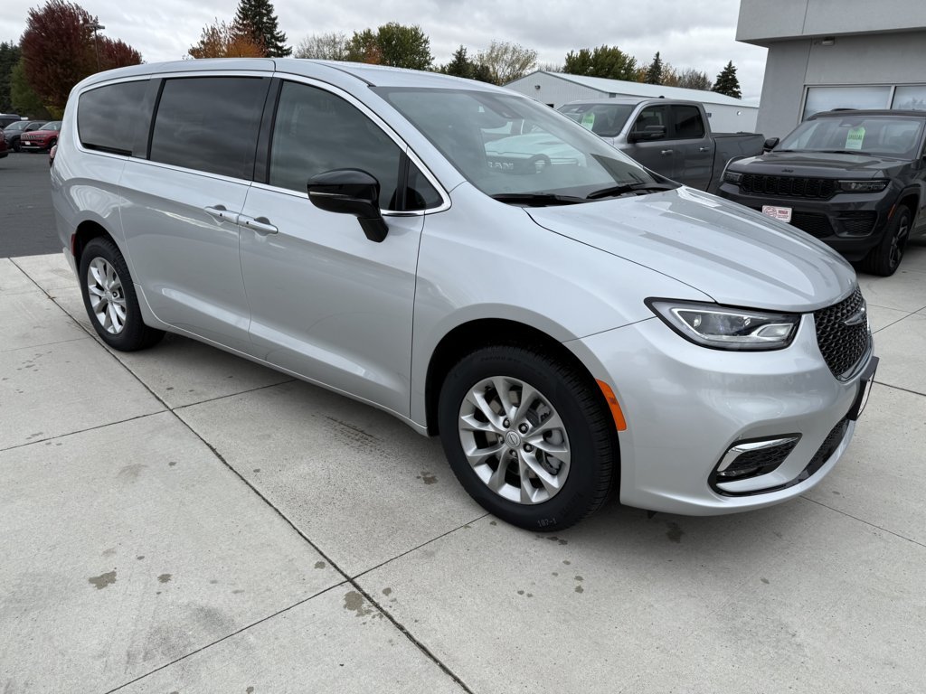 2026 Chrysler Pacifica Select's photo