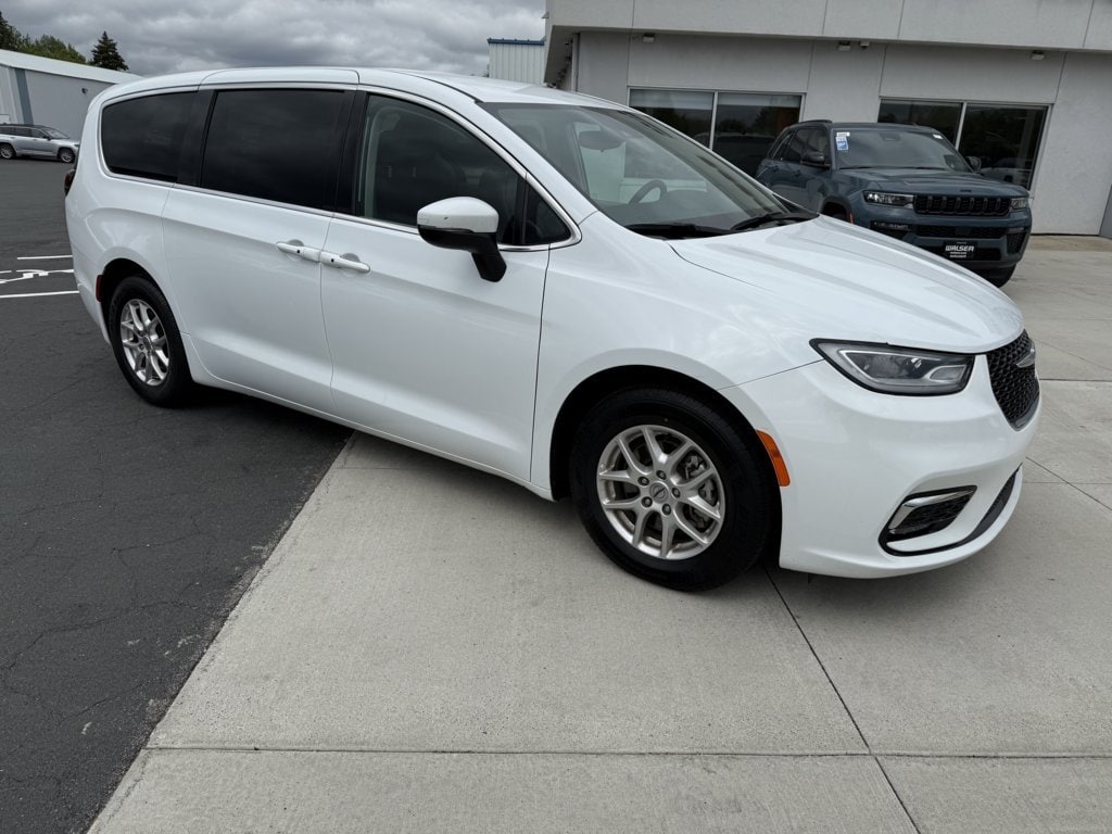2023 Chrysler Pacifica Touring L's photo
