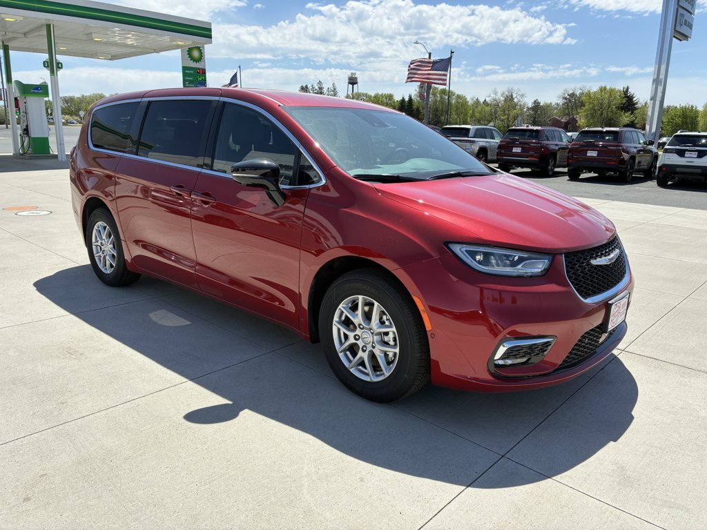 2026 Chrysler Pacifica Select's photo