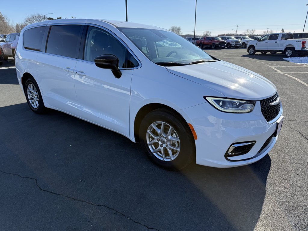 2024 Chrysler Pacifica Touring L's photo