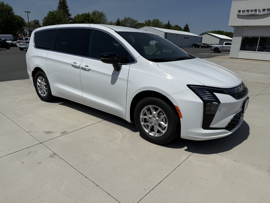 2027 Chrysler Pacifica Select's photo