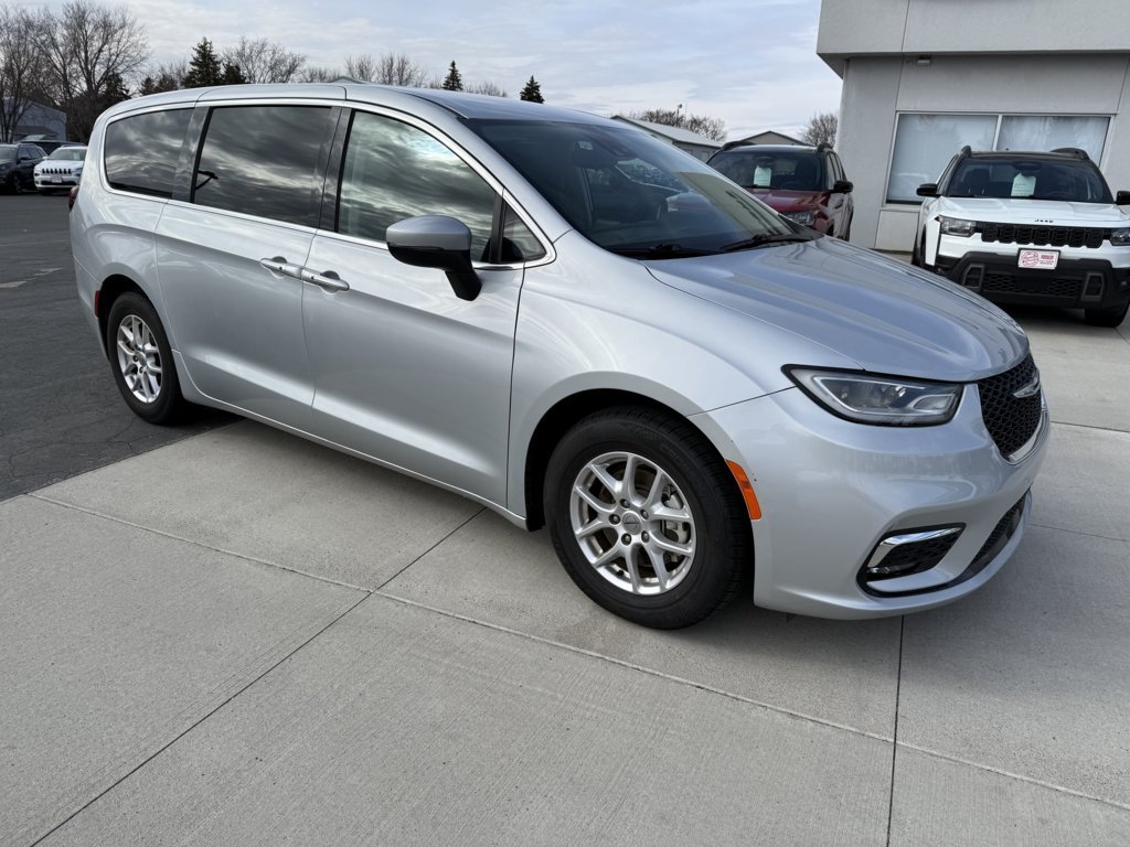 2023 Chrysler Pacifica Touring L's photo