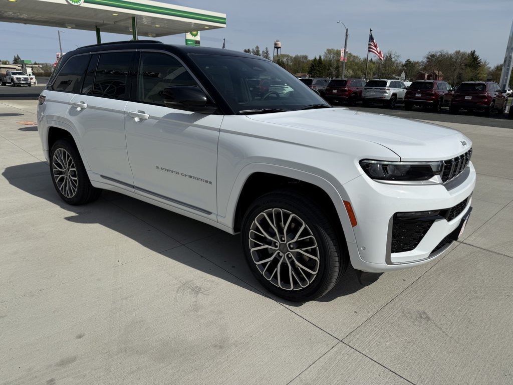2026 Jeep Grand Cherokee Summit 4x4's photo