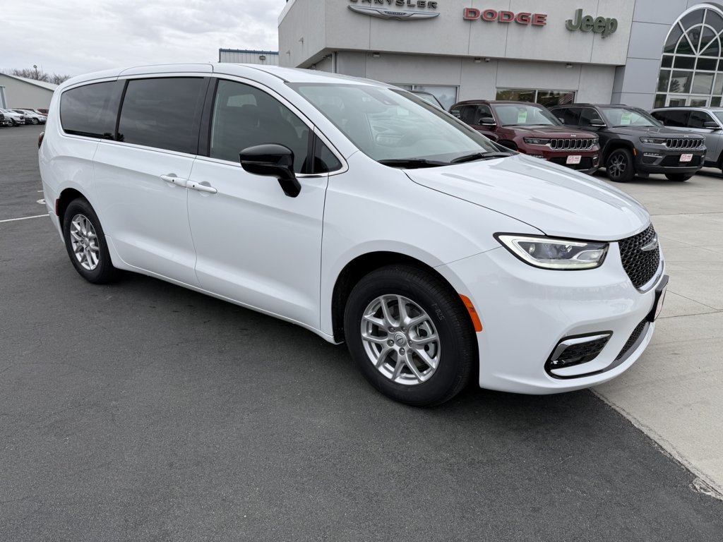 2026 Chrysler Pacifica Select's photo
