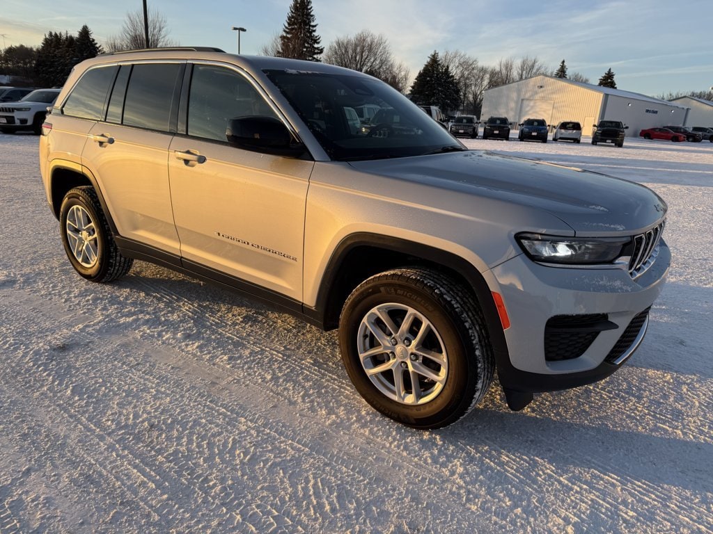 2024 Jeep Grand Cherokee Laredo's photo
