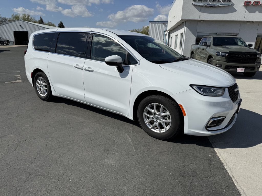 2023 Chrysler Pacifica Touring L's photo