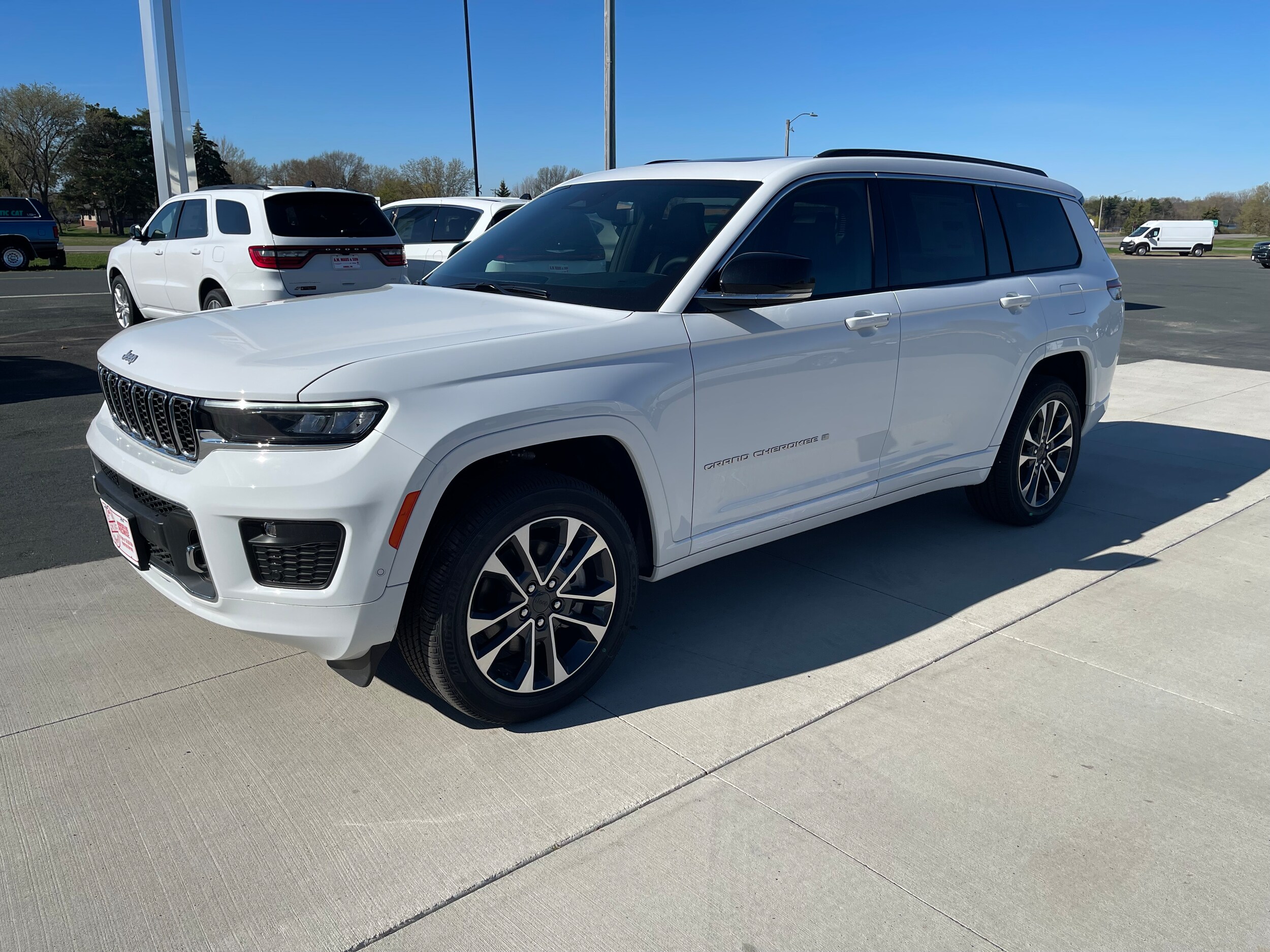 2025 Jeep Grand Cherokee Overland photo 3