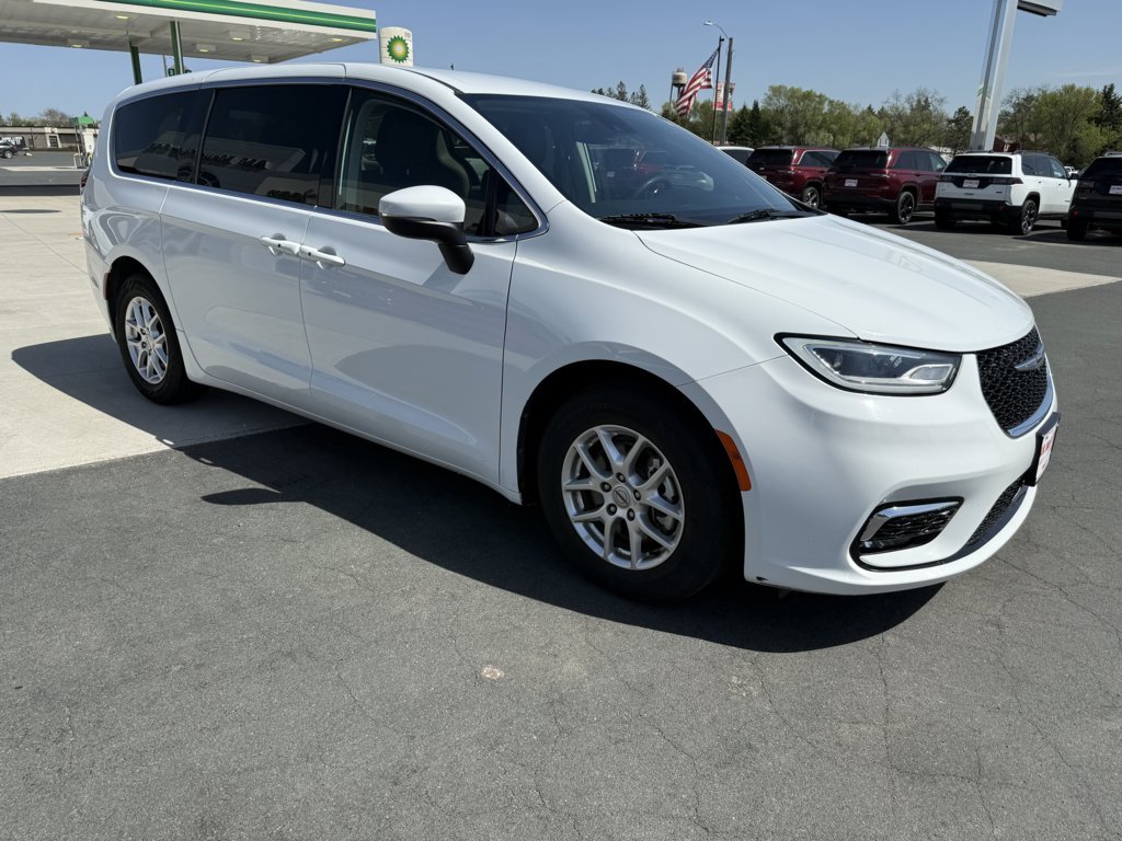 2023 Chrysler Pacifica Touring L's photo