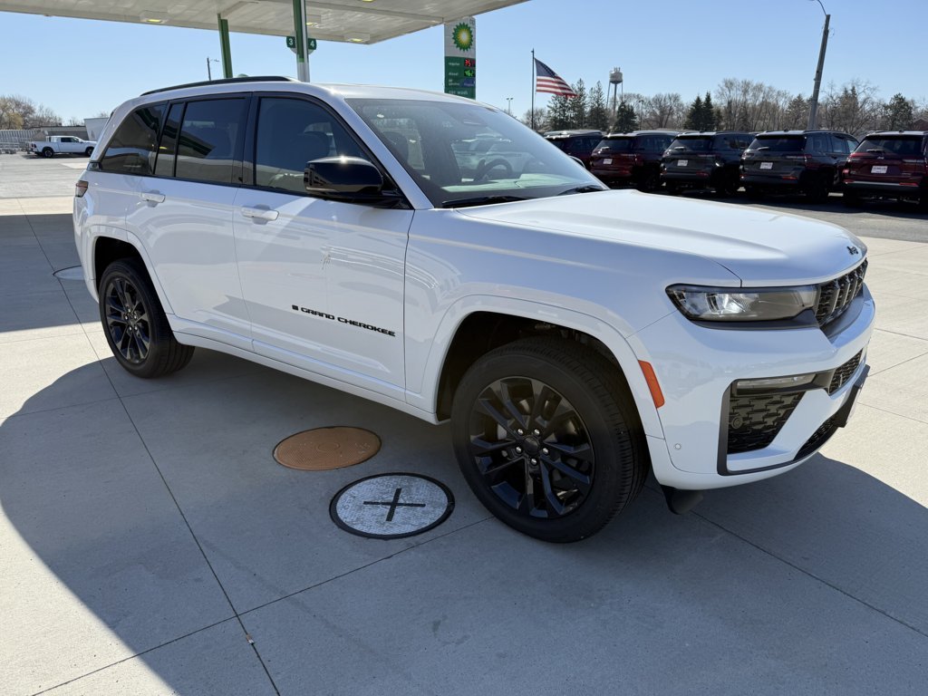 2026 Jeep Grand Cherokee Limited Reserve 4x4's photo