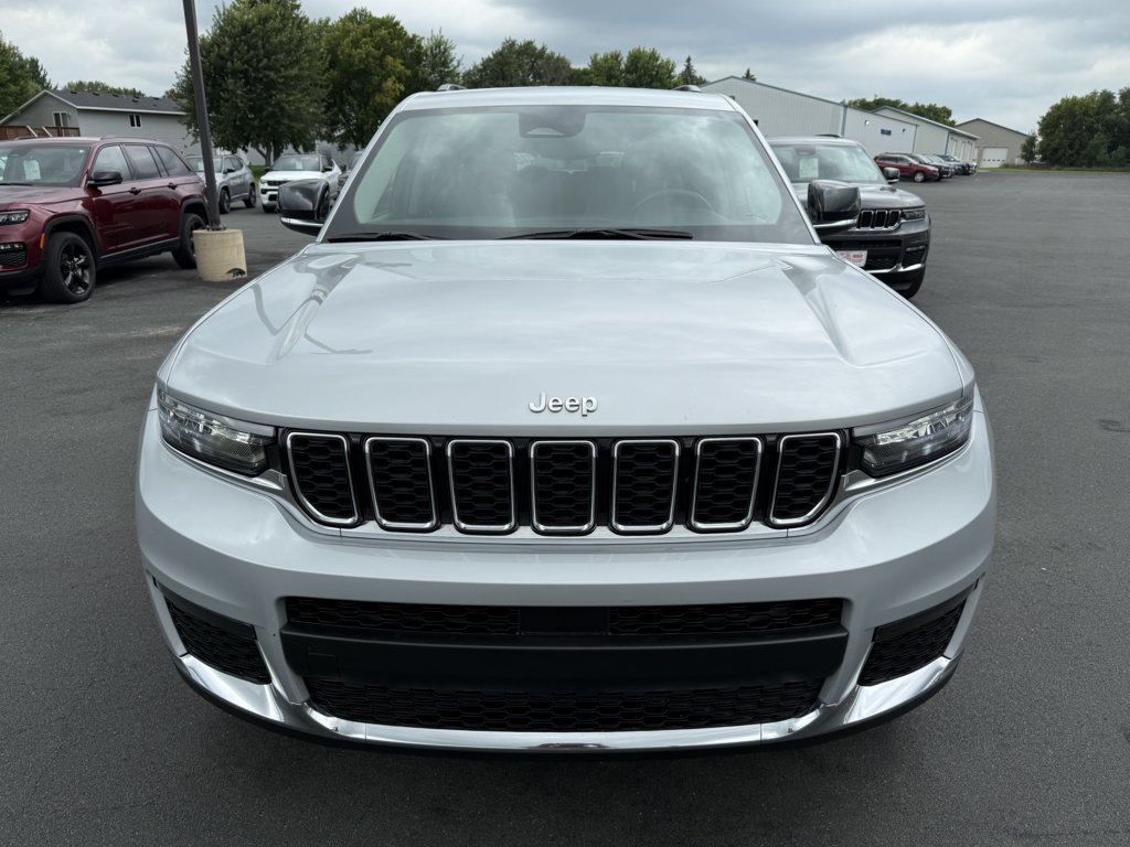 2022 Jeep Grand Cherokee Limited photo 2