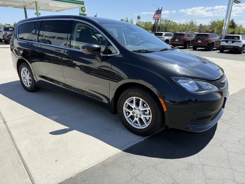 2023 Chrysler Voyager LX's photo