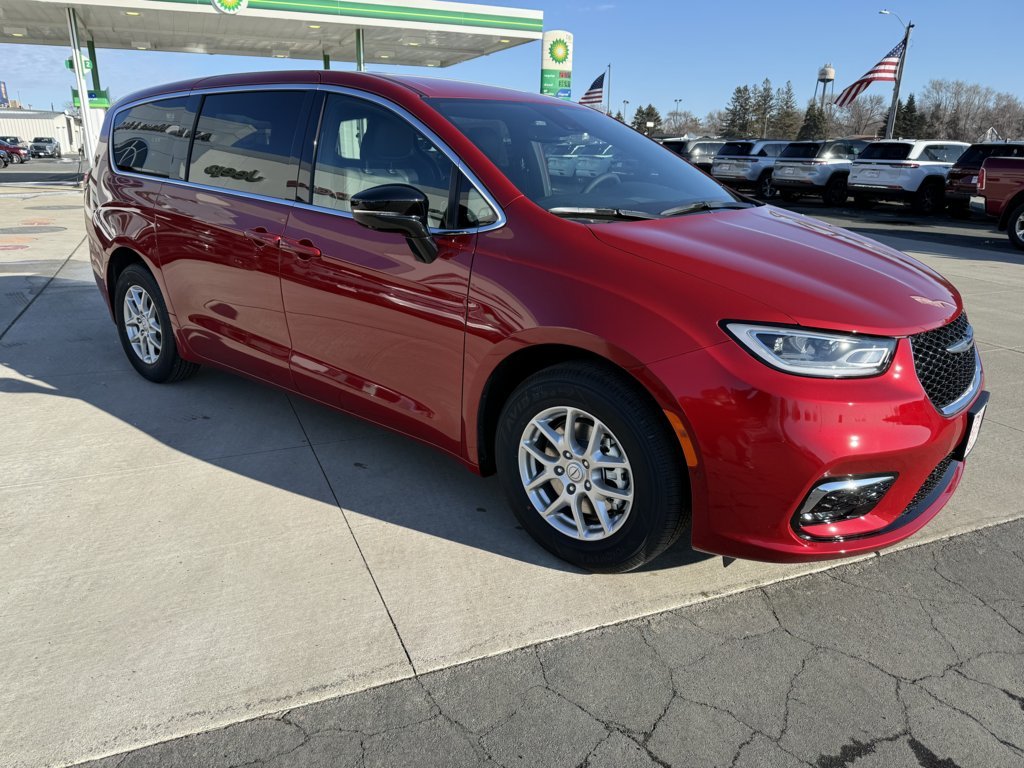 2026 Chrysler Pacifica Select's photo