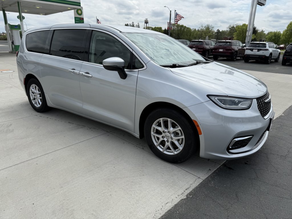 2023 Chrysler Pacifica Touring L's photo