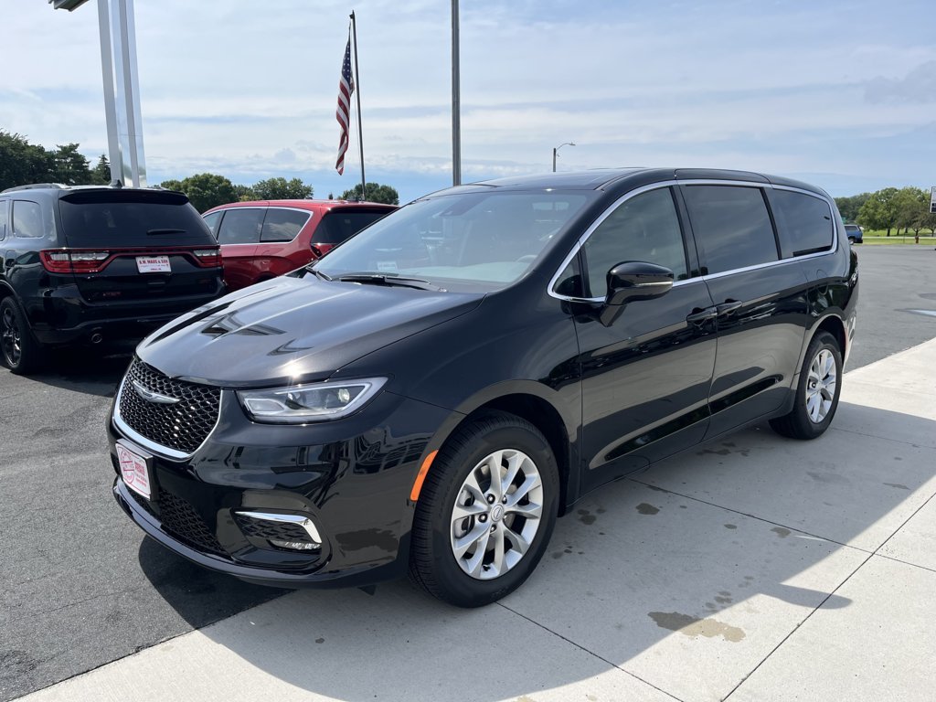 2025 Chrysler Pacifica photo 2