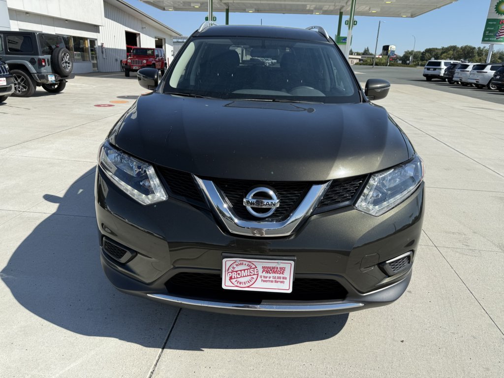 2016 Nissan Rogue SV photo 2