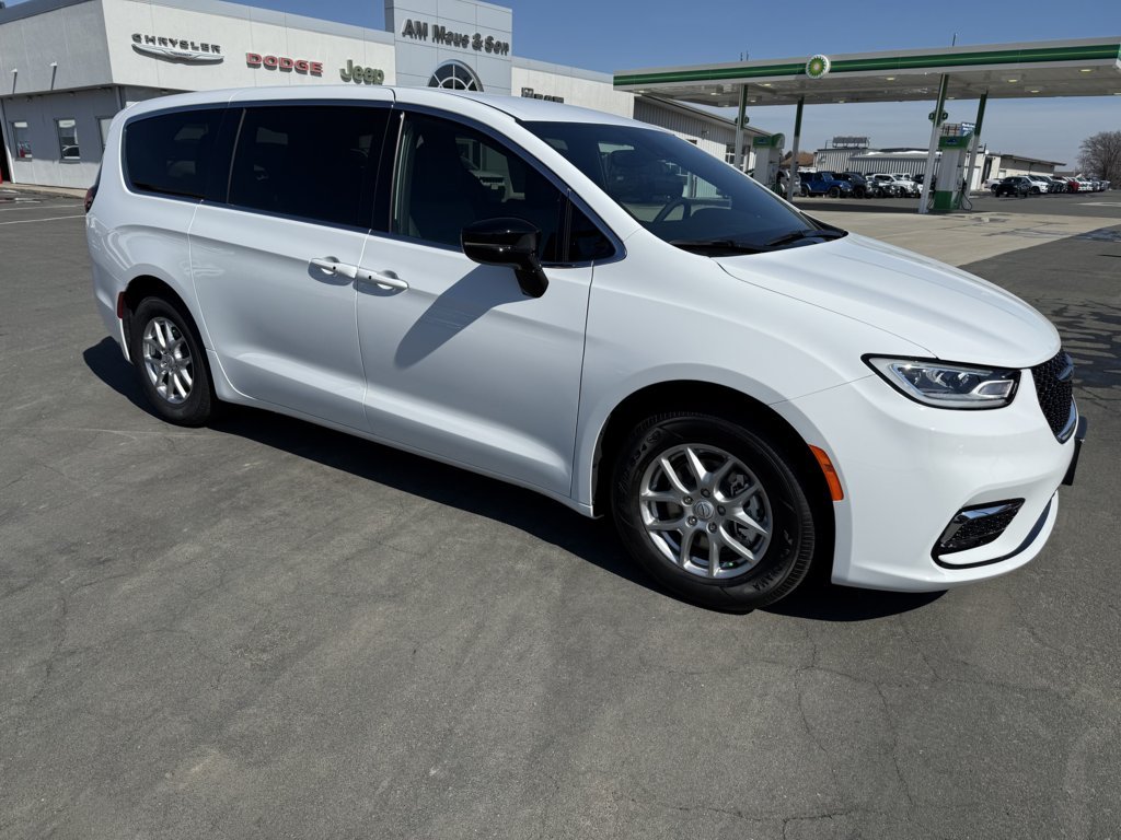 2026 Chrysler Pacifica Select's photo