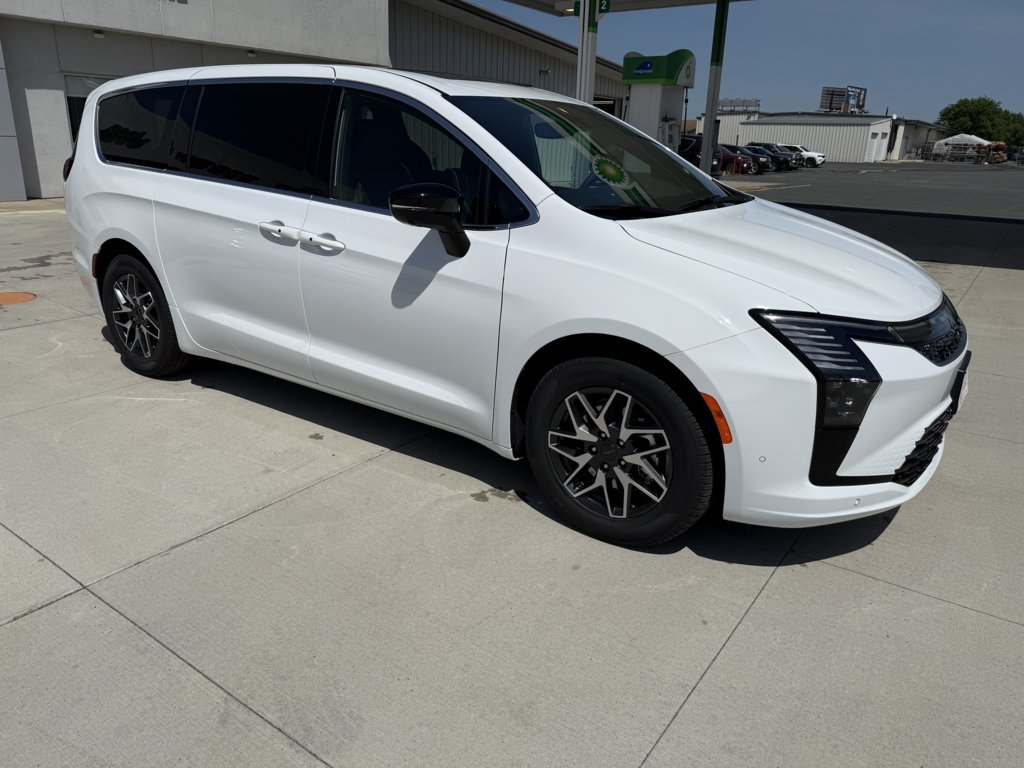 2027 Chrysler Pacifica Limited's photo