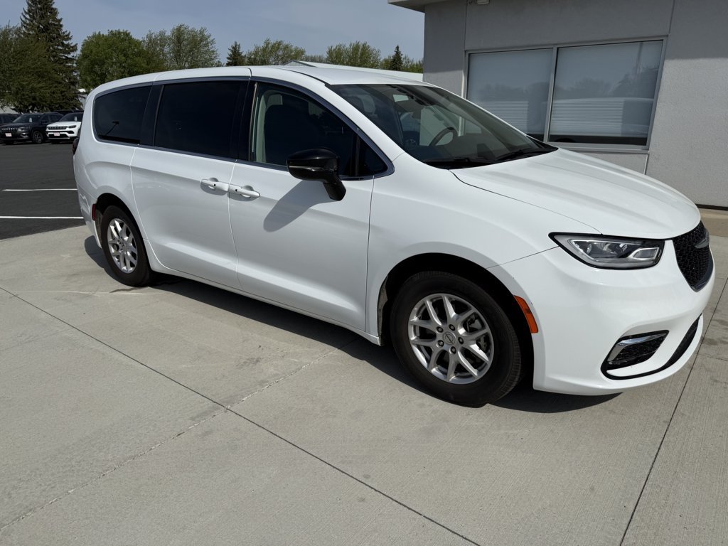 2024 Chrysler Pacifica Touring L's photo