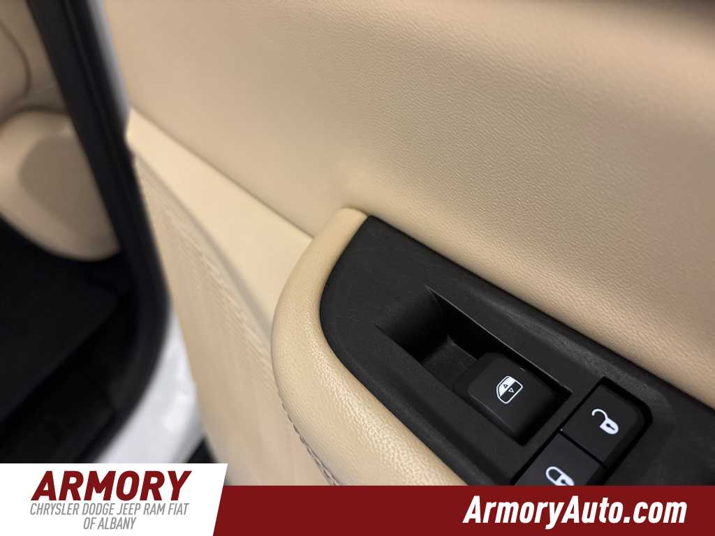 Thumbnail: 2023 Jeep Grand Cherokee - 32