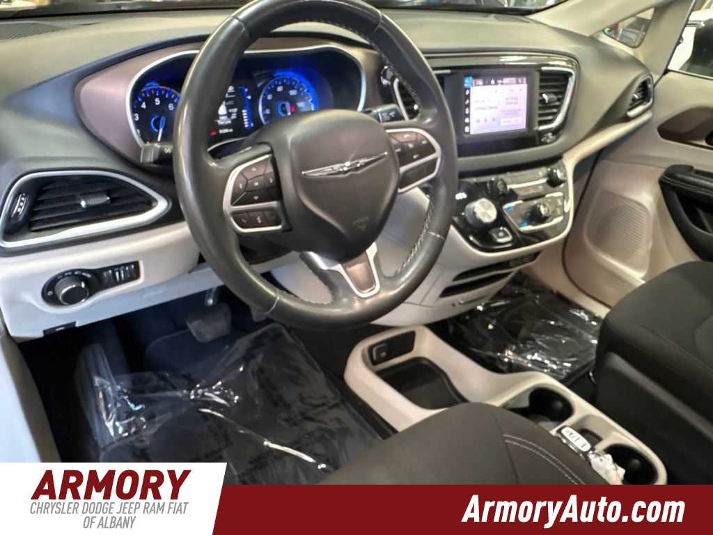 Thumbnail: 2022 Chrysler Voyager - 9