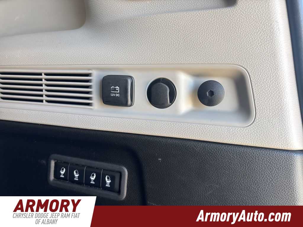 Thumbnail: 2023 Jeep Wagoneer - 34