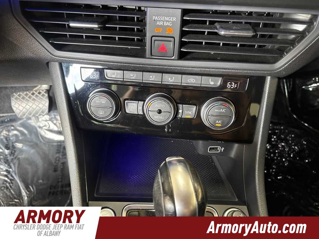 Thumbnail: 2019 Volkswagen Jetta - 21