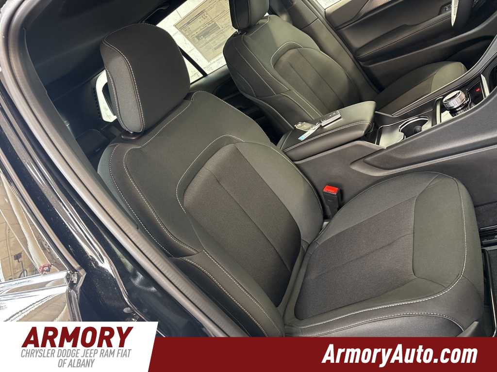 Thumbnail: 2025 Jeep Grand Cherokee - 33