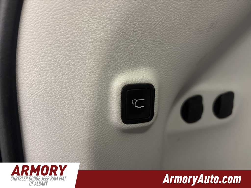 Thumbnail: 2019 Jeep Cherokee - 31