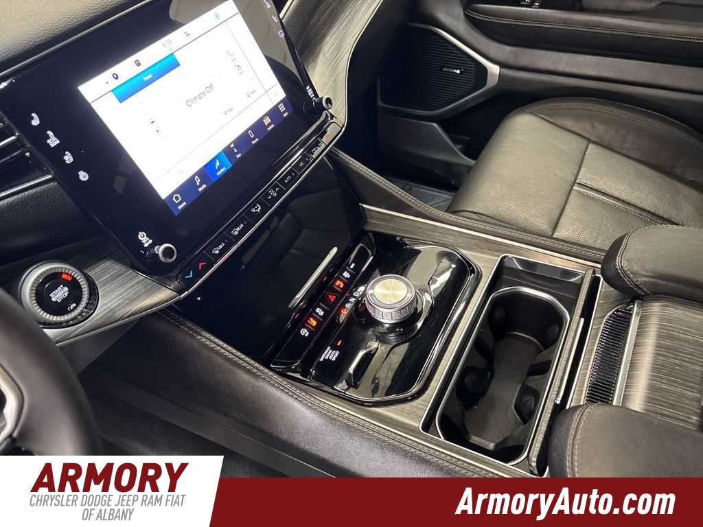 Thumbnail: 2024 Jeep Wagoneer - 17