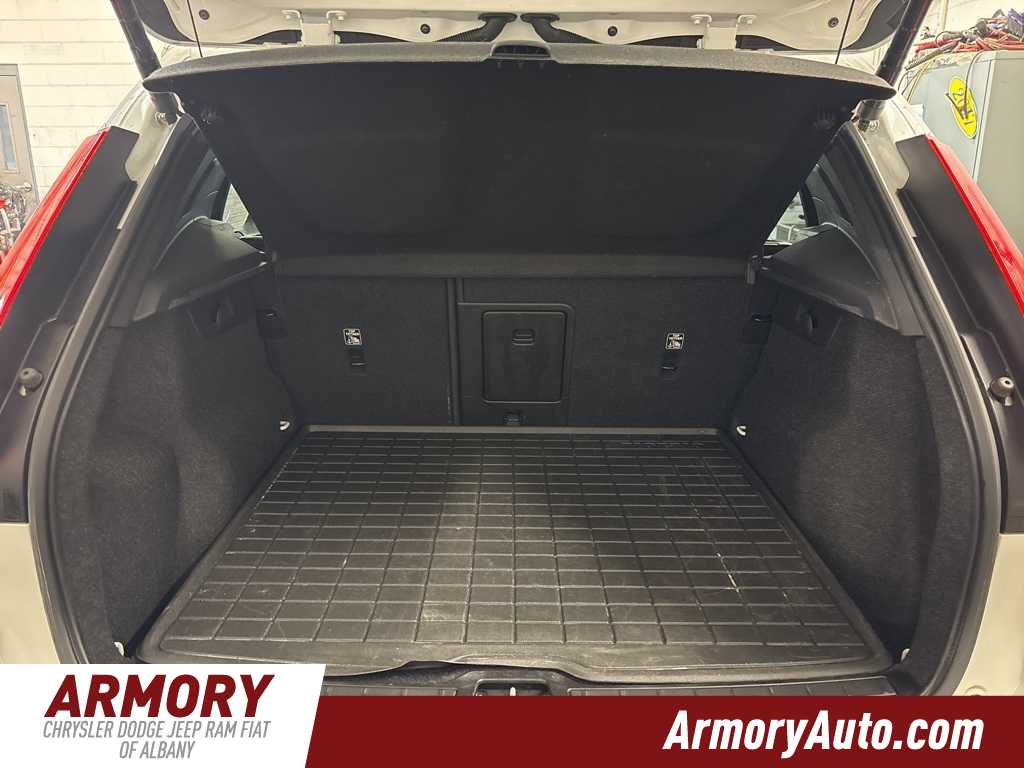 Thumbnail: 2023 Volvo XC40 - 27