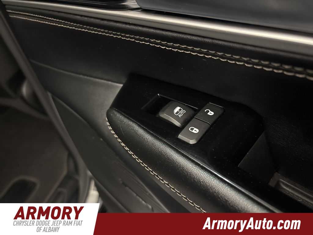 Thumbnail: 2023 Jeep Wagoneer - 38