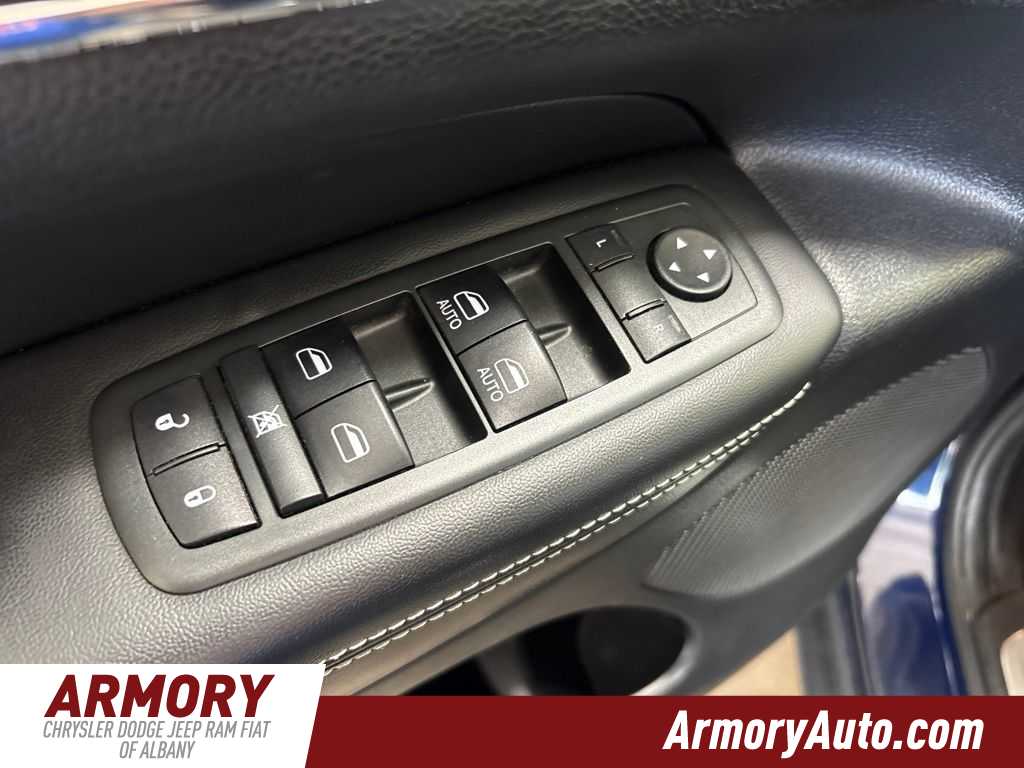 Thumbnail: 2015 Jeep Grand Cherokee - 8