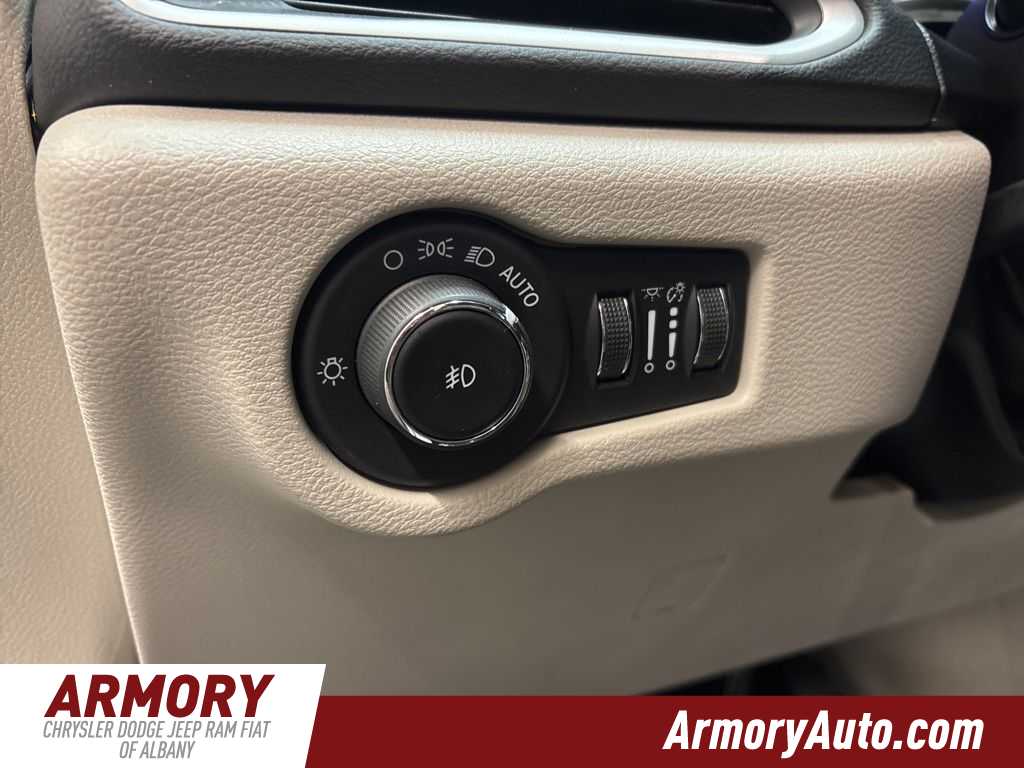 Thumbnail: 2024 Chrysler Pacifica - 10
