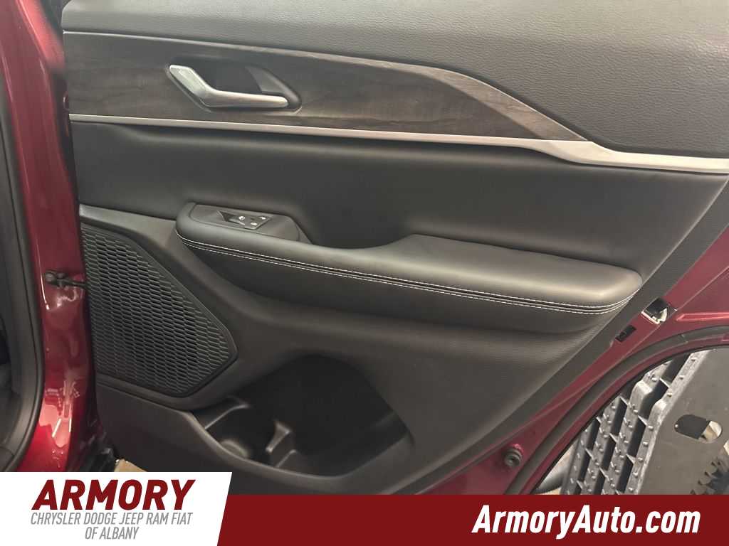 Thumbnail: 2025 Jeep Grand Cherokee - 34