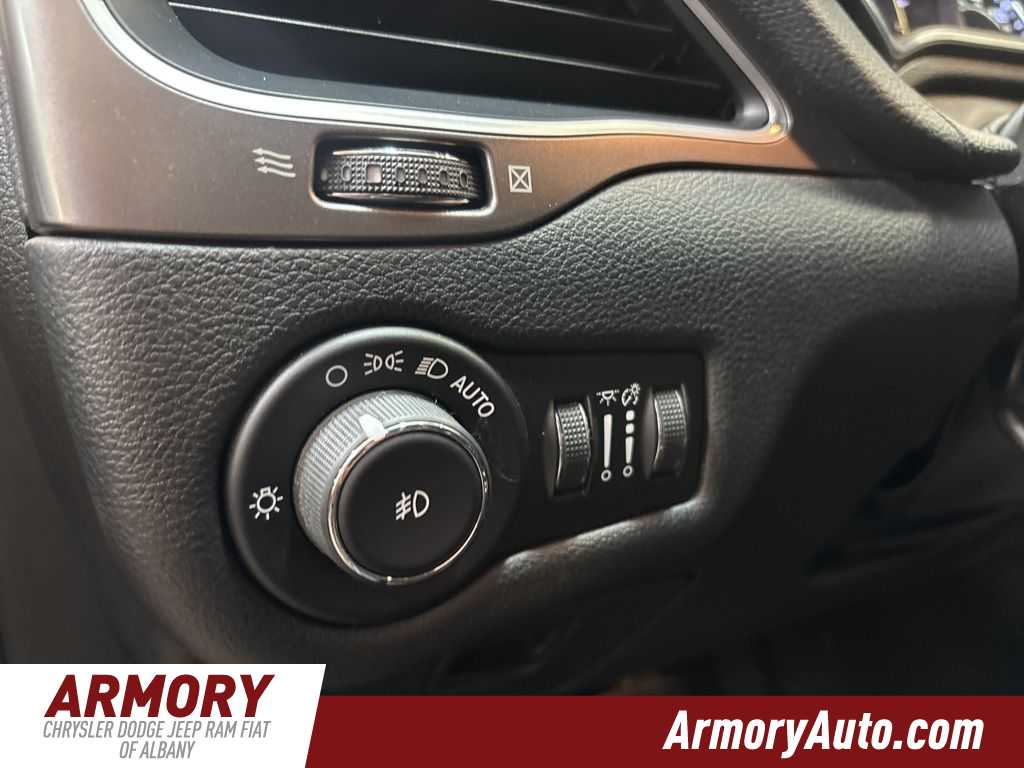 Thumbnail: 2020 Jeep Cherokee - 10