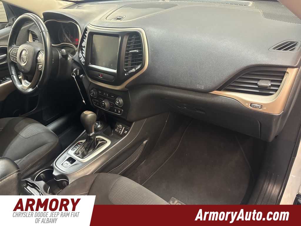 Thumbnail: 2017 Jeep Cherokee - 37