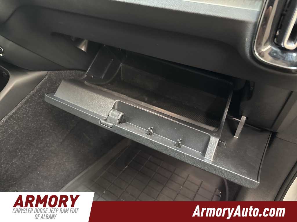 Thumbnail: 2023 Volvo XC40 - 40