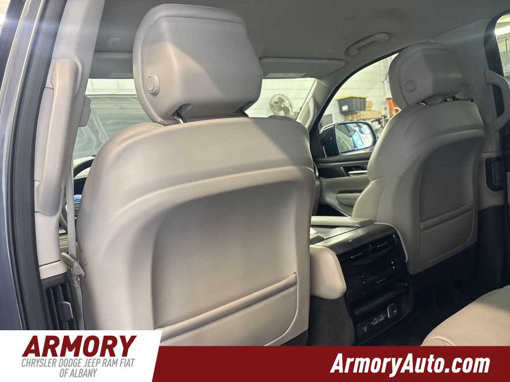 Thumbnail: 2023 Jeep Wagoneer - 28