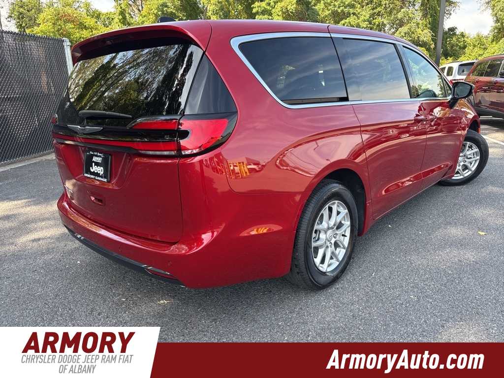 Thumbnail: 2026 Chrysler Pacifica - 4