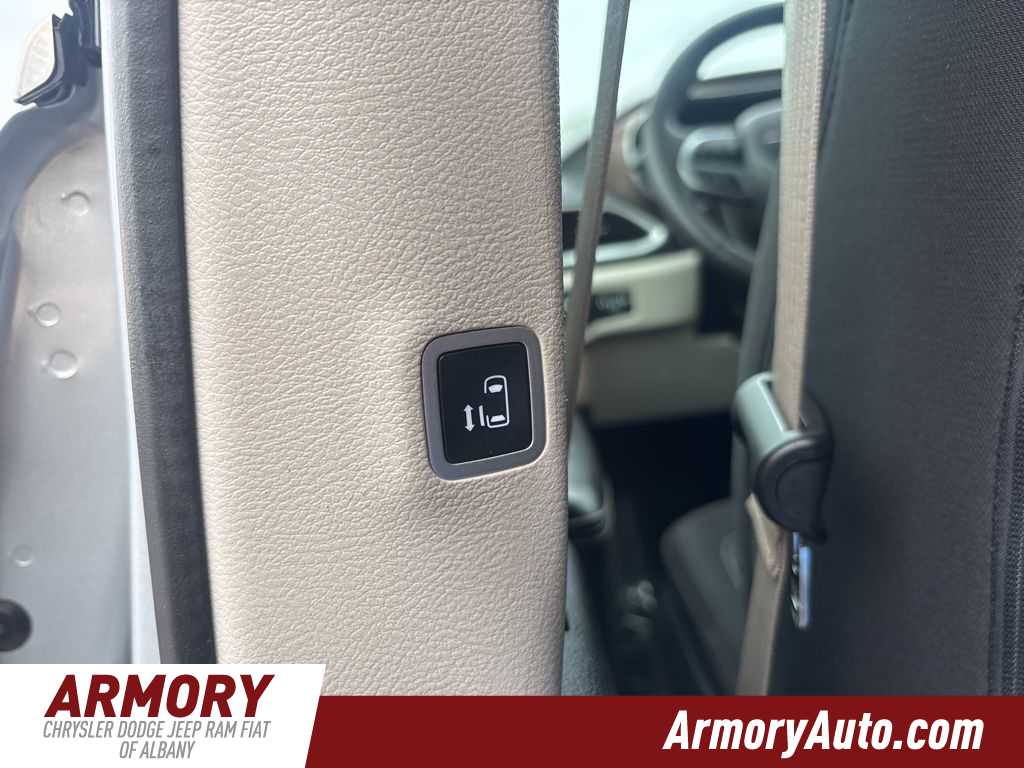 Thumbnail: 2022 Chrysler Voyager - 21