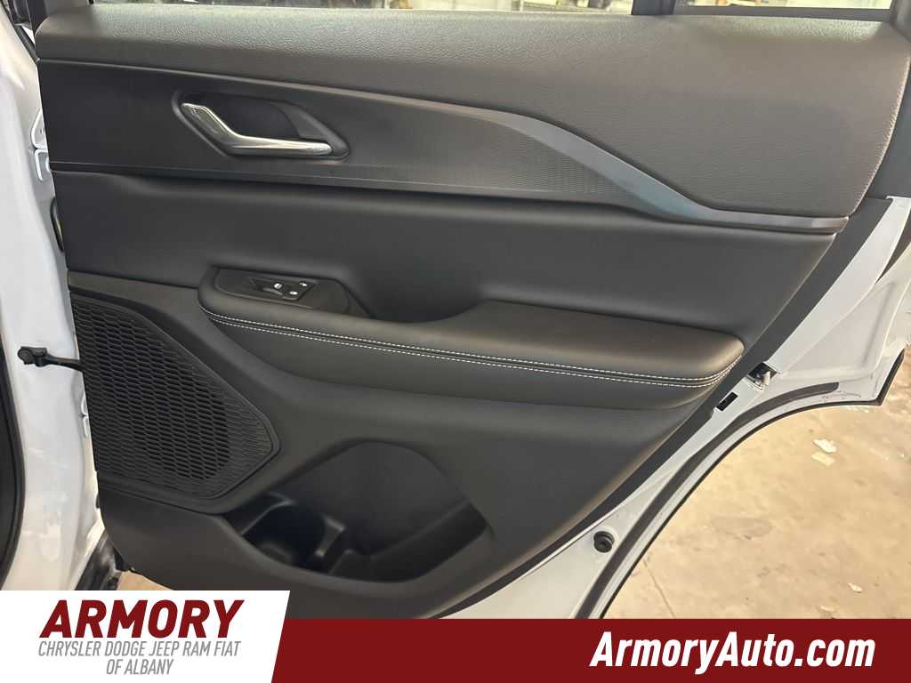 Thumbnail: 2025 Jeep Grand Cherokee - 33