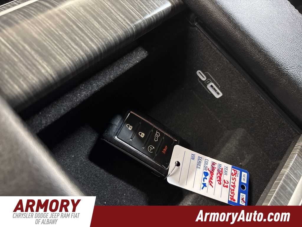 Thumbnail: 2023 Jeep Wagoneer - 23