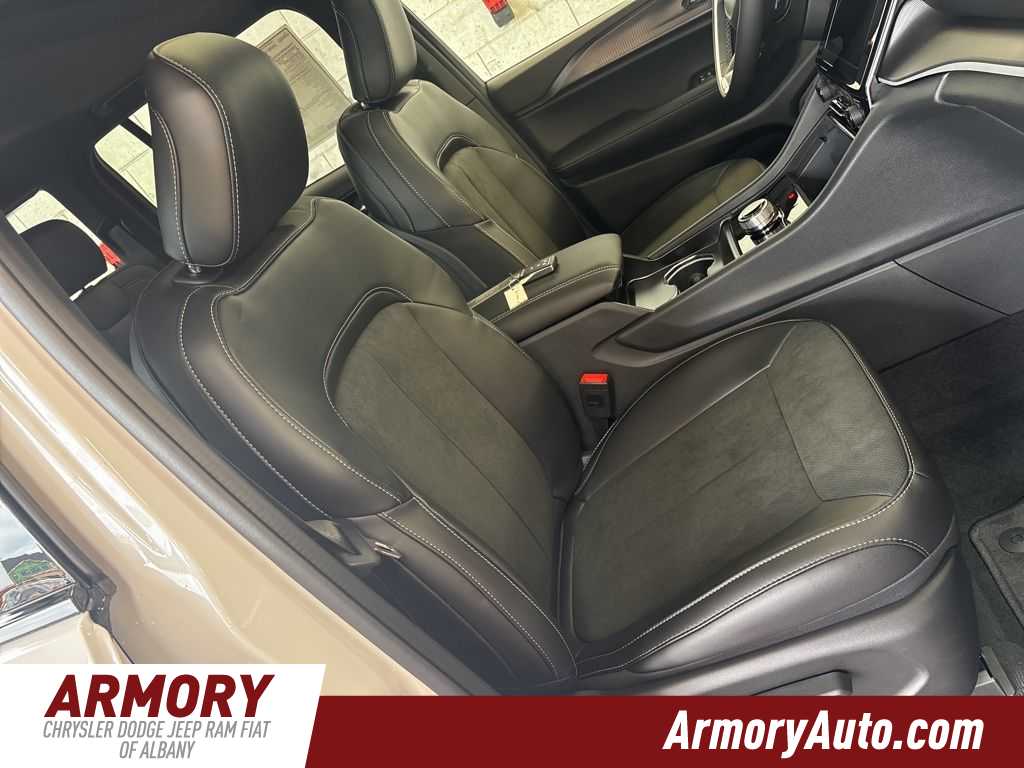 Thumbnail: 2025 Jeep Grand Cherokee - 33