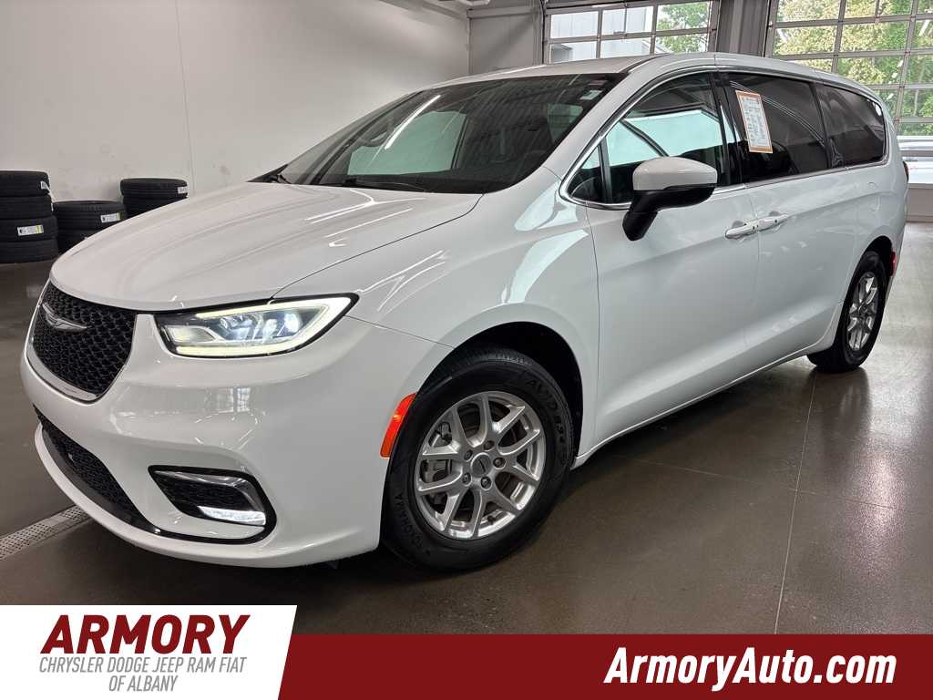 2023 Chrysler Pacifica Touring L Hero Image