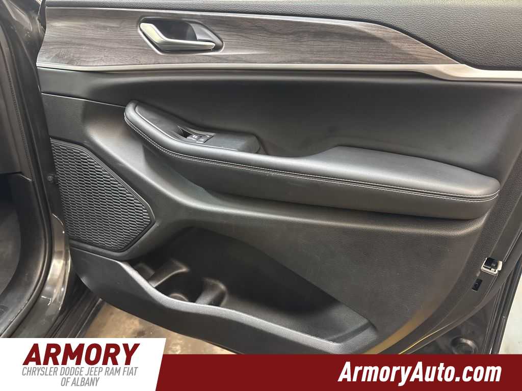 Thumbnail: 2023 Jeep Grand Cherokee L - 42