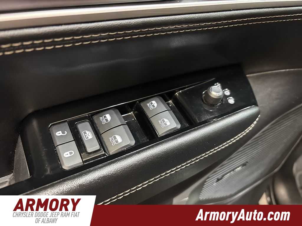 Thumbnail: 2023 Jeep Wagoneer - 9